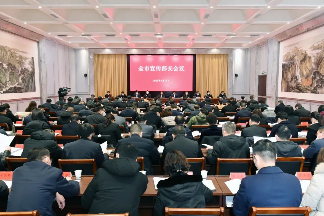 全市宣傳部長會議向第十四次哲學(xué)社會科學(xué)優(yōu)秀成果獎獲得者代表頒發(fā)證書